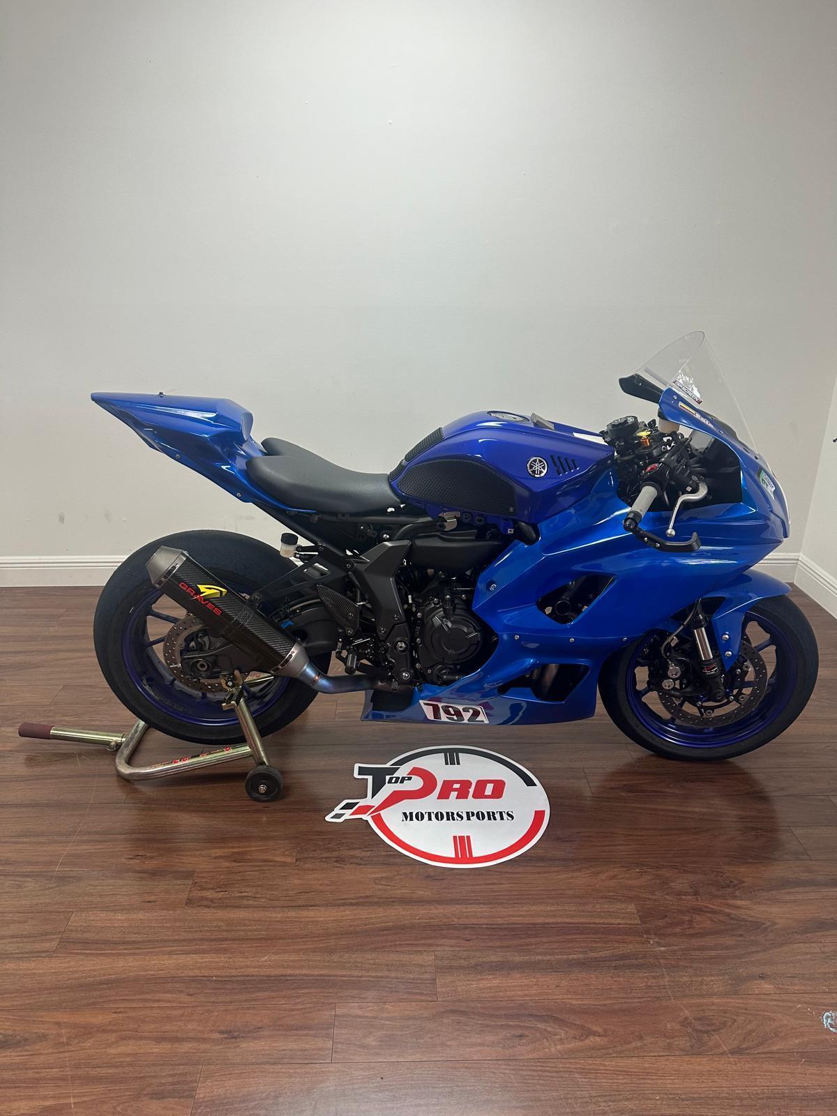 Yamaha R7 Sportbike 2022 1